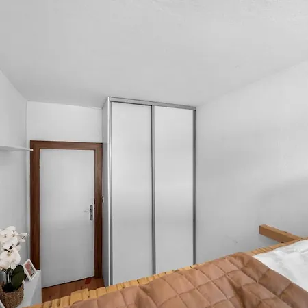 Apartment 10 Minutes From Centre With Garden *