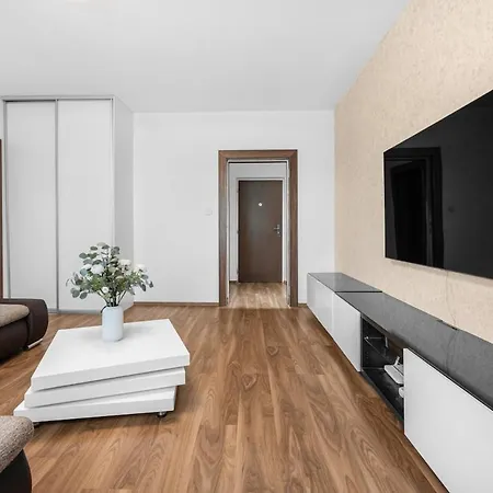 Apartmán 10 Minutes From Centre With Garden *